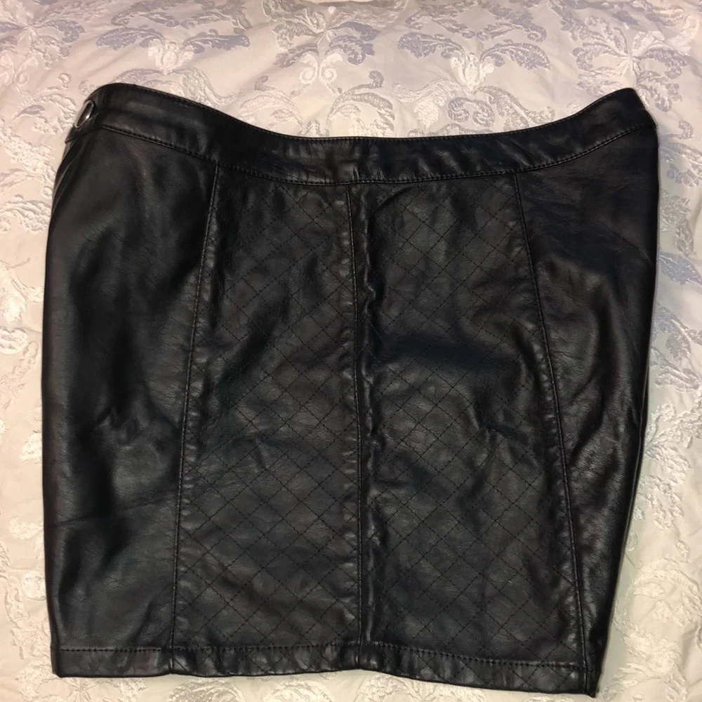 H&M high rise faux leather shorts 8 black - Picture 4 of 5